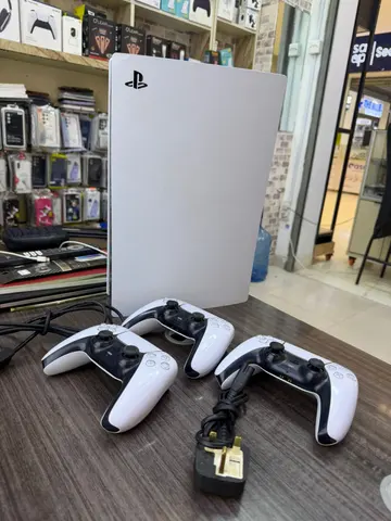 Sony PlayStation 5 Disc + 3 Controllers