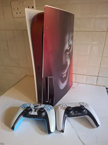Sony PlayStation 5 Disc (custom skin) + 2 Controllers