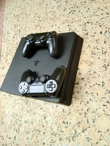 Sony PlayStation 4 Slim (500GB) + 2 Controllers