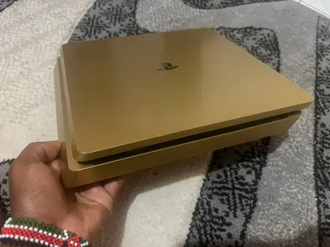 Sony PlayStation 4 Slim Gold Edition + 2 Controllers
