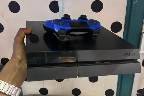 Sony PlayStation 4 (500GB) + Controller